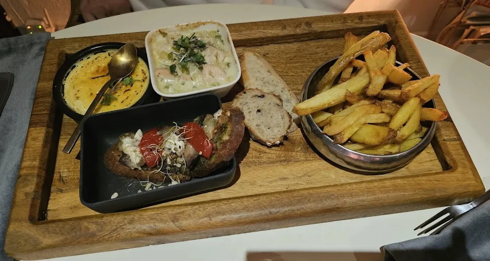 Bruschetta Pesto Feta Poulet Ananas Crème Brûlée Au Chèvre Frites